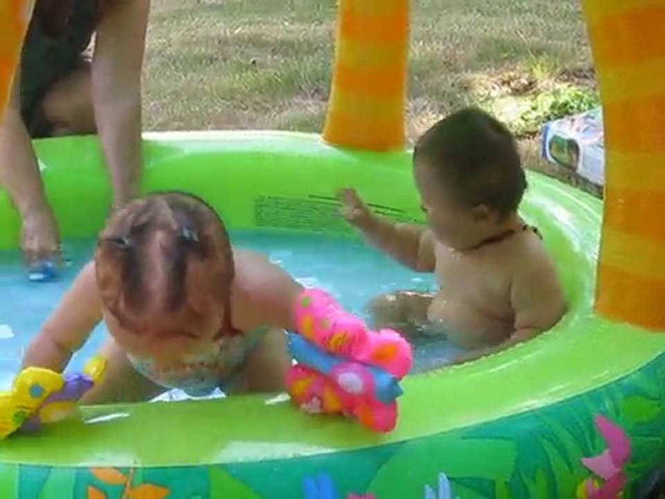 Agathe et titi dans la piscine
