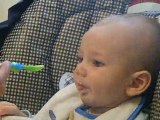 Noah qui mange pour la première fois