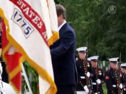 Кэмерон возлагает венок на военном кладбище США