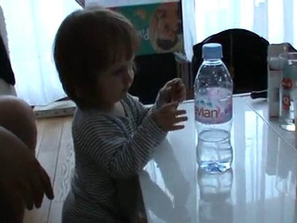 Pauline tient debout devant la table basse