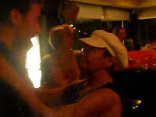 Raph qui danse avc le 3eme age lool