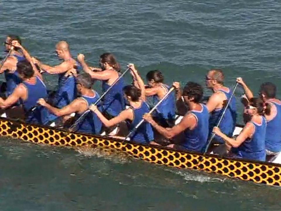 Régate de "bateaux-dragons" dans la baie de Hong Kong