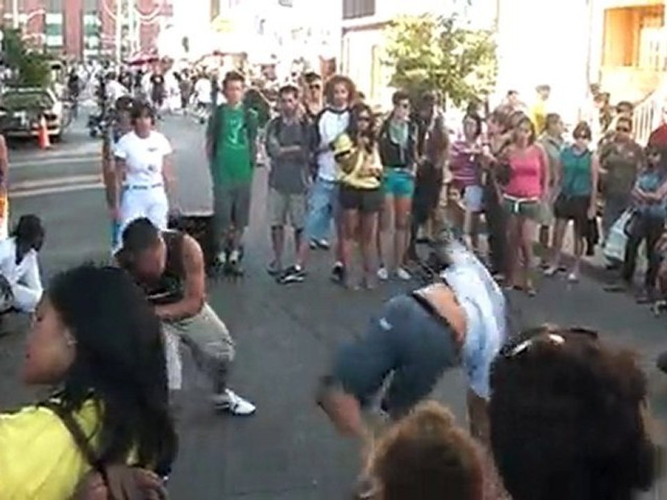Pedestrian Sunday - Men Capoeira