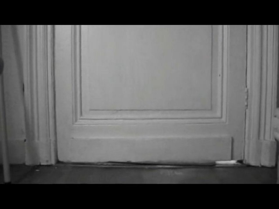 L'enfant qui chantait derrière la porte