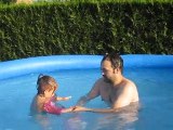 papa et zelie dans la piscine 26 juillet