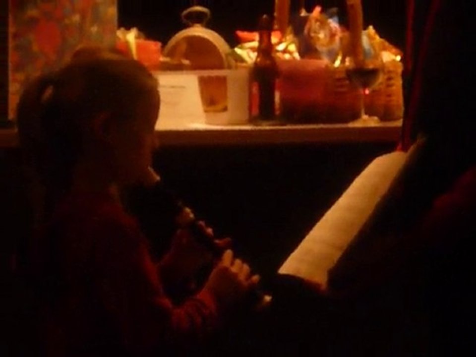 FLUTE A BEC : un enfant joue ...