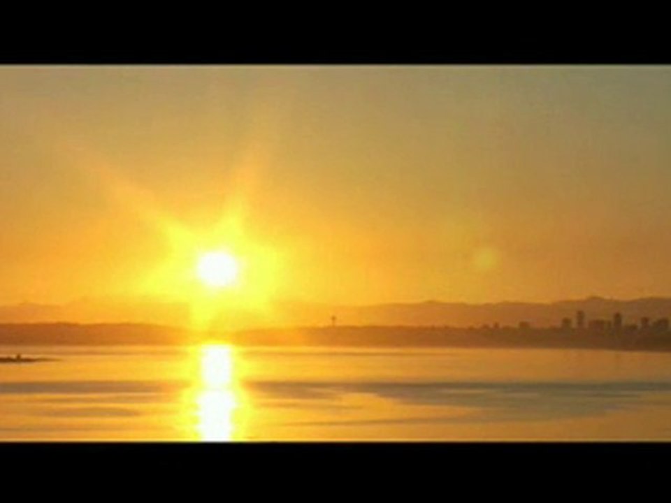 Sunrise Over Seattle, Space Needle And Cascade Mountain