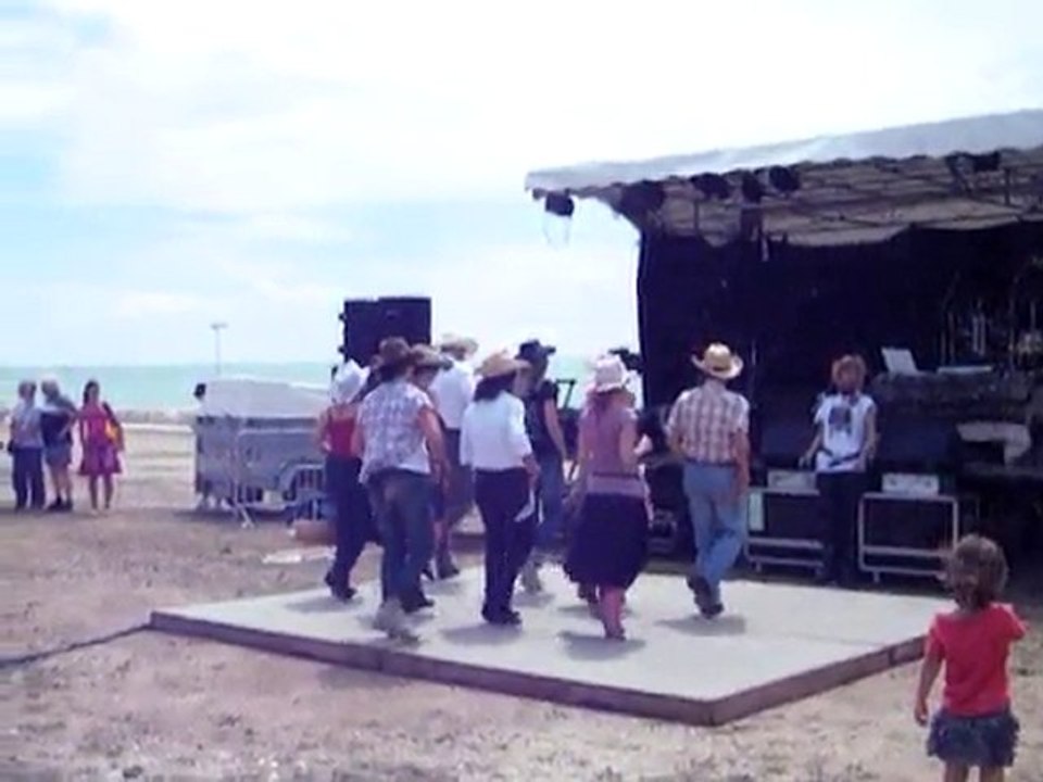 Chef de Baie - Plage en fête : Démo de Danse Country (1)
