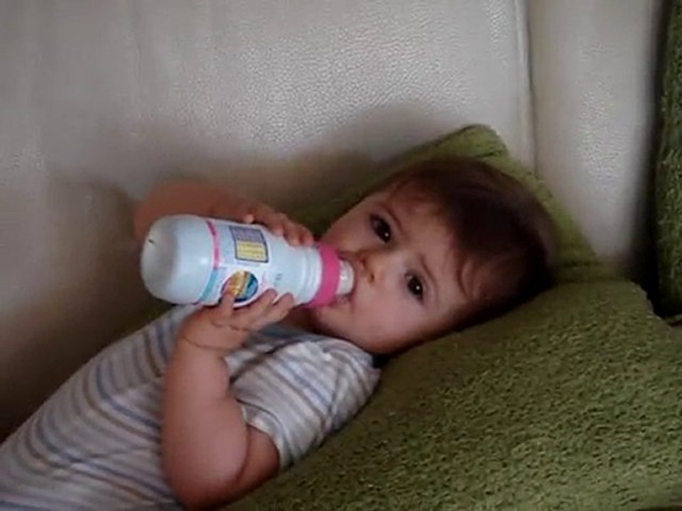 nina boit son biberon toute seule