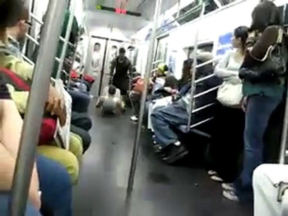 Breakdance acrobatica sulla metropolitana
