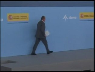 el rey tropieza y se cae en el aeropuerto de málaga