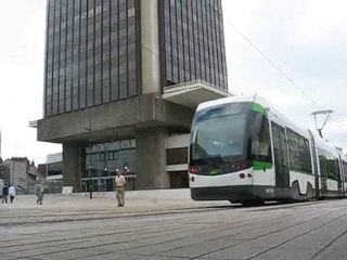 Nantes : tramway & tour de Bretagne