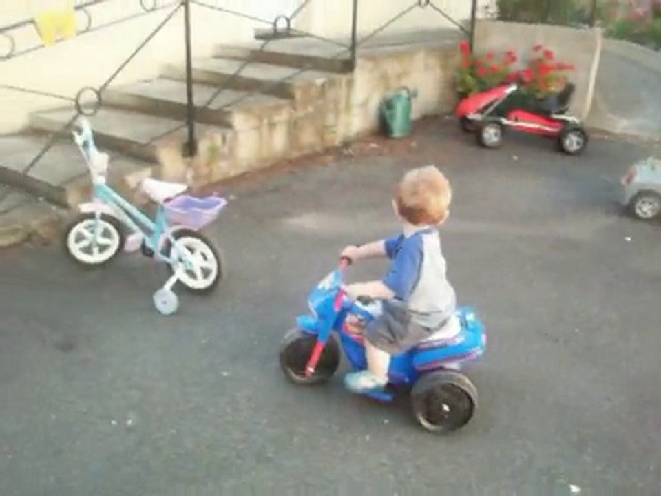 15 mois et déjà motard !