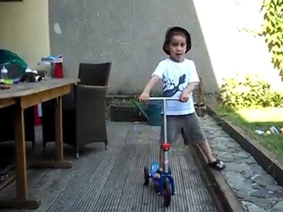 Louis tond la terrasse, Clément patine