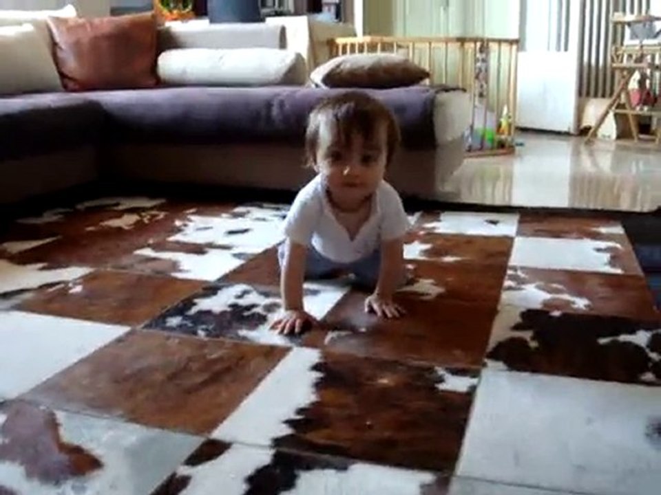 Célestin fais du 4 pattes!