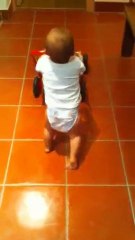 Alexis 10 mois marche