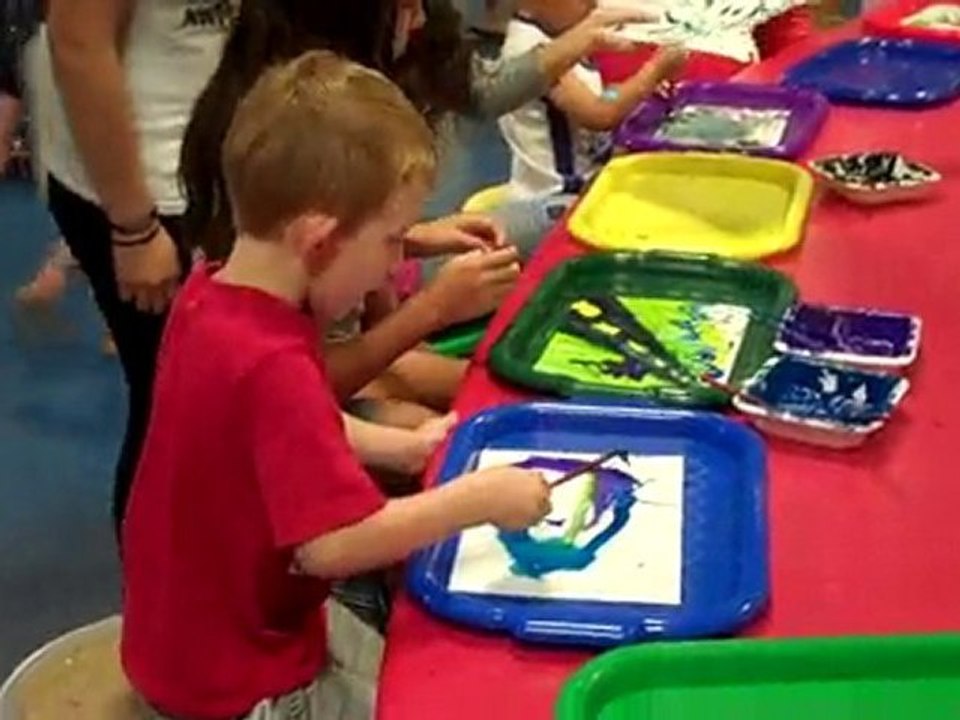 Clément fait de la peinture