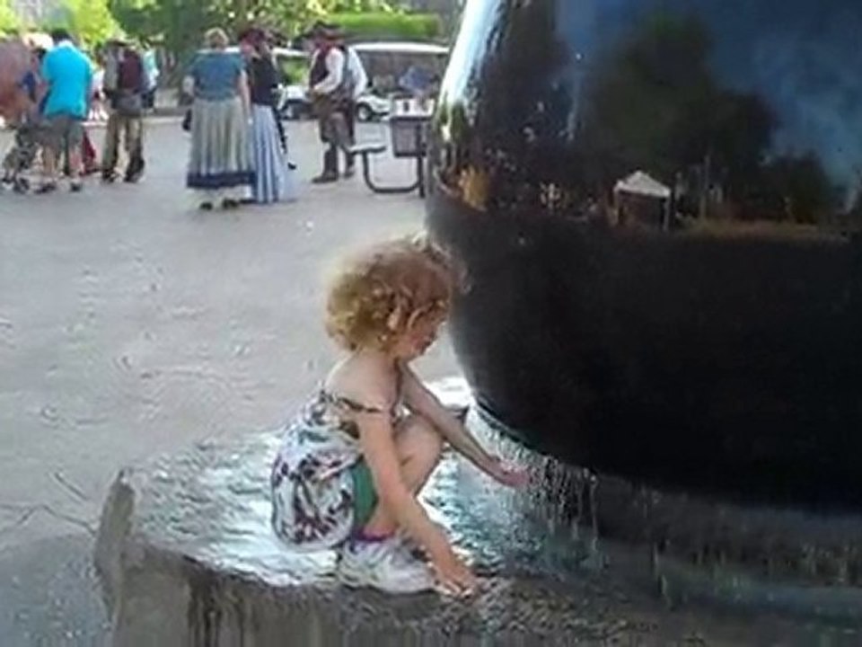 Alyssa fait des bêtises avec l'eau au zoo