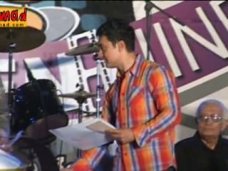 Aamir Khan snatches Shahrukh Khan's “Ferrari Ki Sawari”