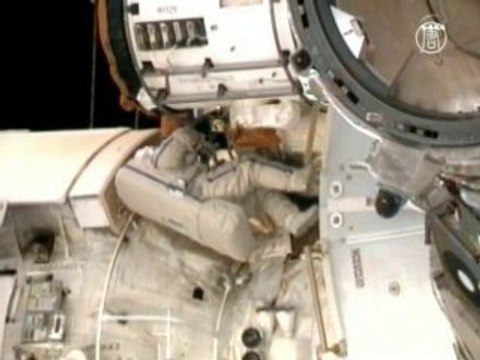 Космонавты МКС присоединяют новый модуль