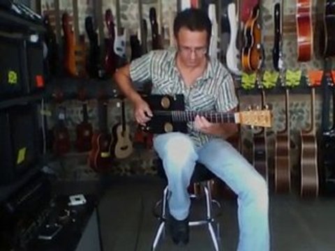 Cigar Box Guitar (Arnaud DALLIER) Picking