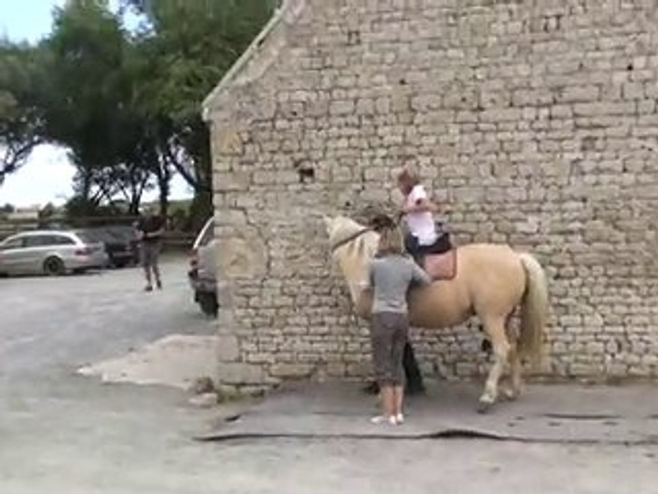 les enfants des associes faisant du poney