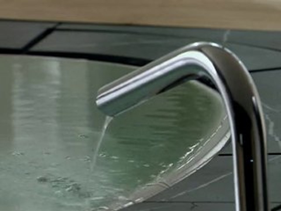 Remplissage de la baignoire à débordementTeuco, avec salle de bain design MONTANARO