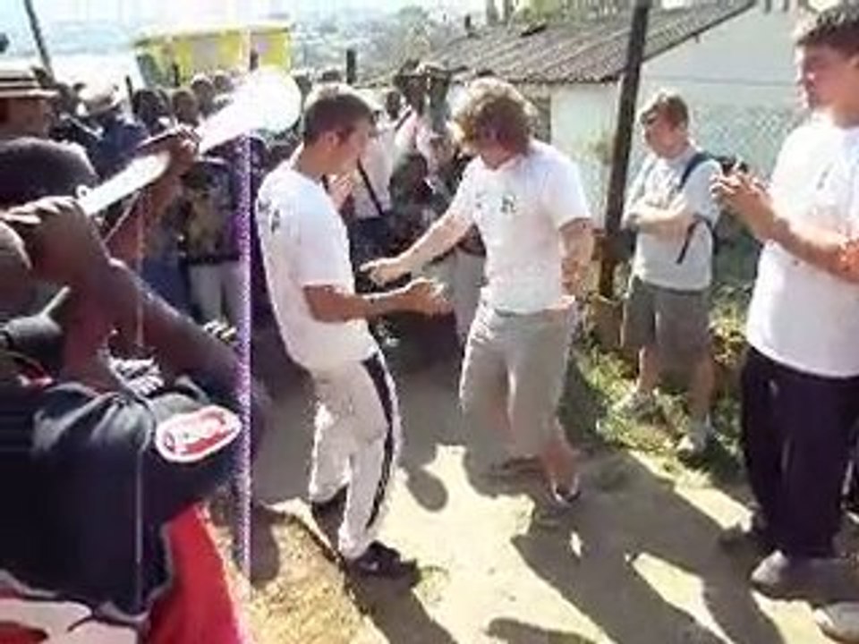 le rugby provinois dansent  avec les jeunes des townships.