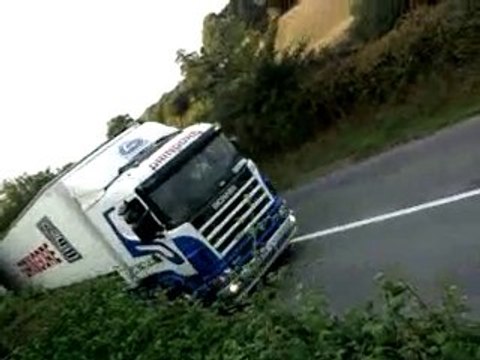 charly qui arrive derriere la maison en scania 420 124L