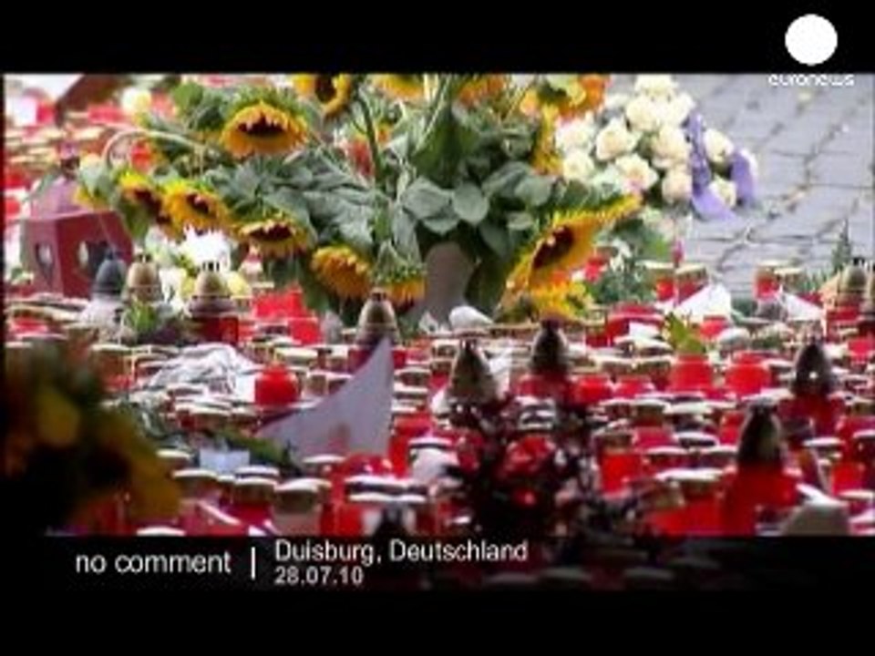 Duisburg residents mourn Love Parade victims - no comment