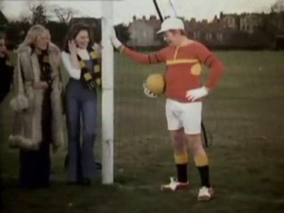 Benny Hill - Le Match de la Semaine -