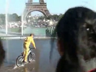 VTT au Palais Chaillot, la Trabant, sous la Tour Eiffel
