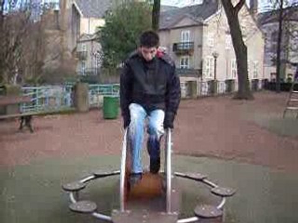 Charlie aime jouer