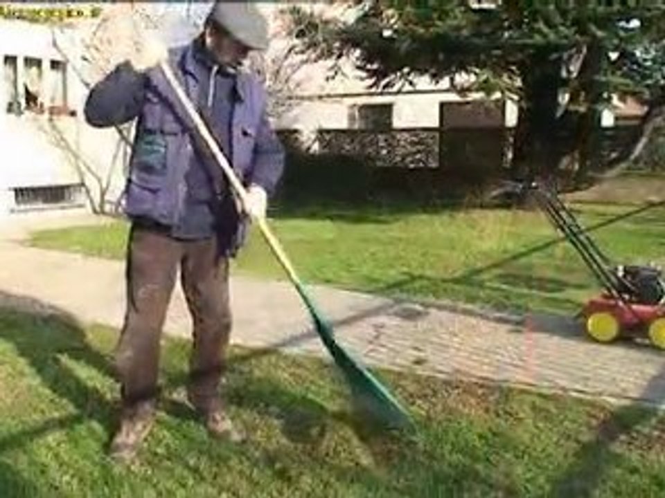l'arieggiatura del tappeto erboso
