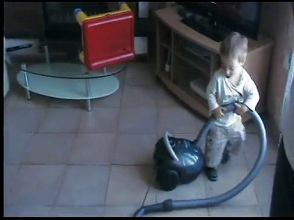 Alex fait le ménage