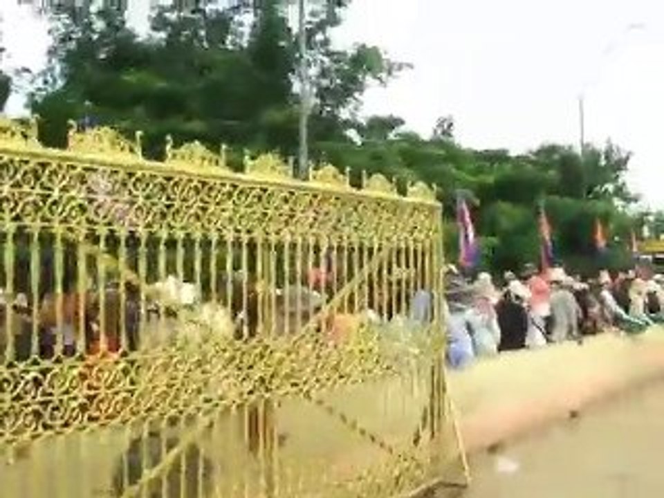 Good Morning Cambodia Border. Casinos, Frogs and Queues