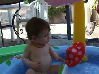 Anaïs a la piscine