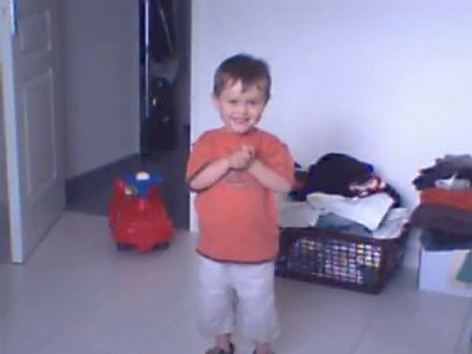 enzo se regarde danser