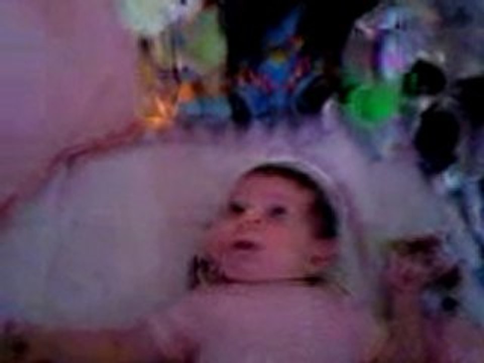 ines entrain de voir c jouets suspendu