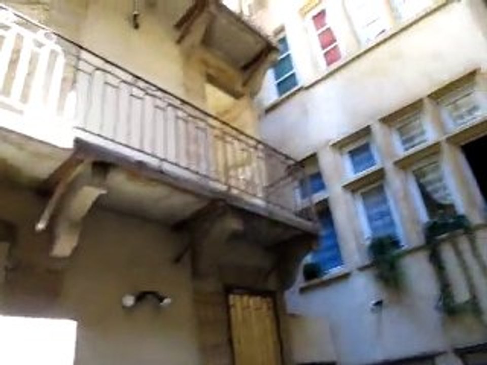 Traversée d'une traboule lyonnaise