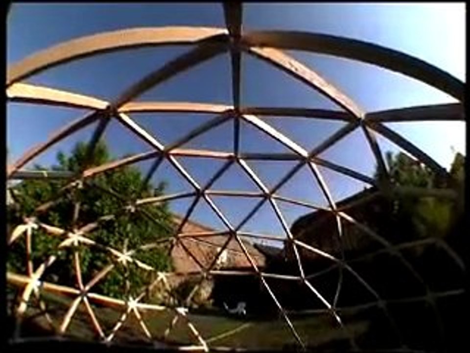 plusieurs dômes géodesiques