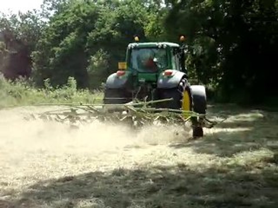 john deer 6920 avec la faneuse CLAAS volto