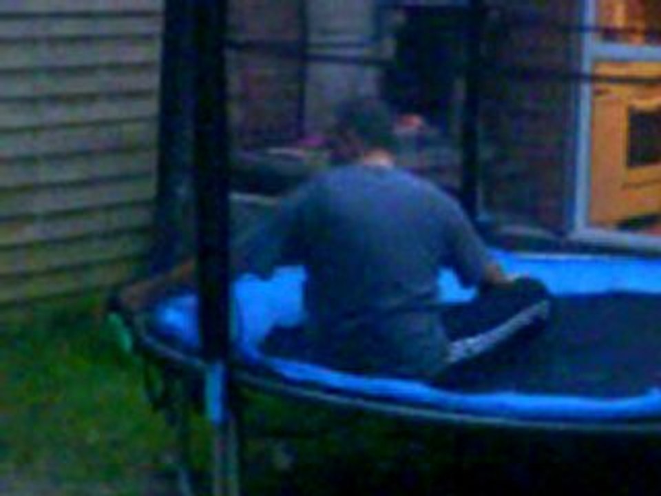 mon pere faisant du trampoline