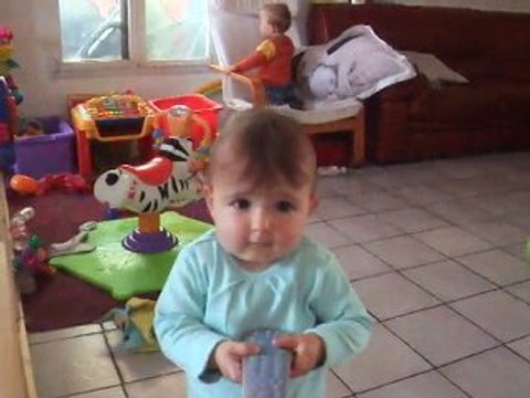 Isis marche - 14 mois 1/2