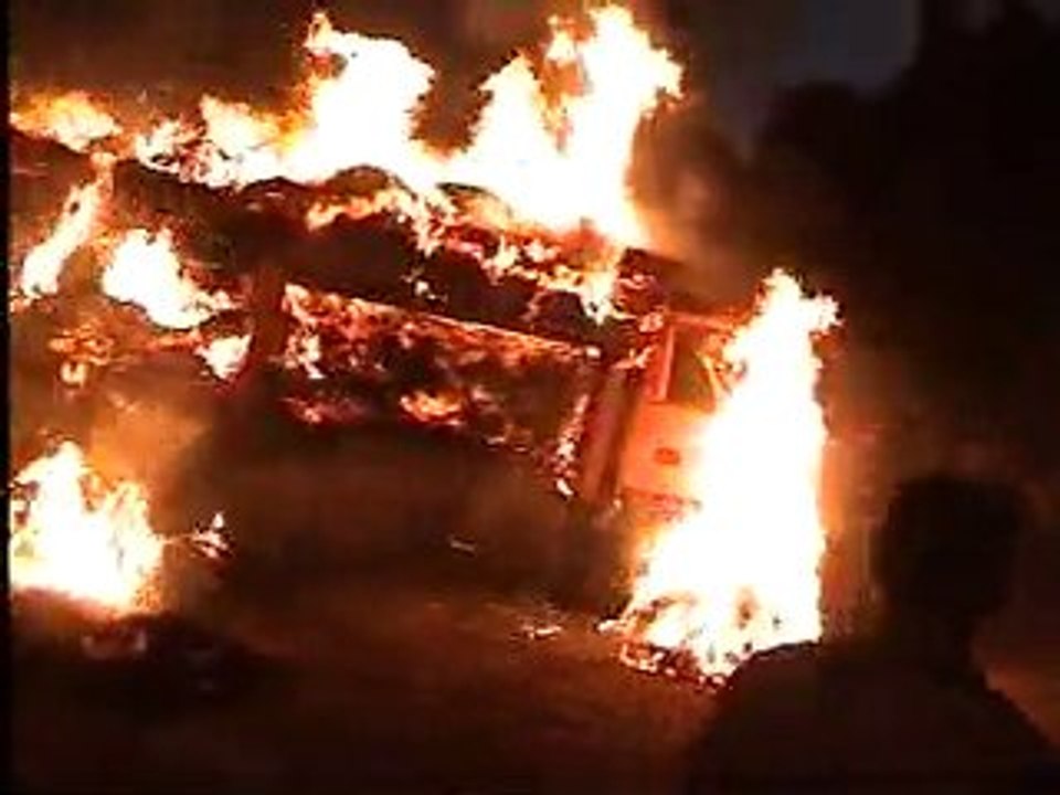 Ot yüklü kamyon tutuştu