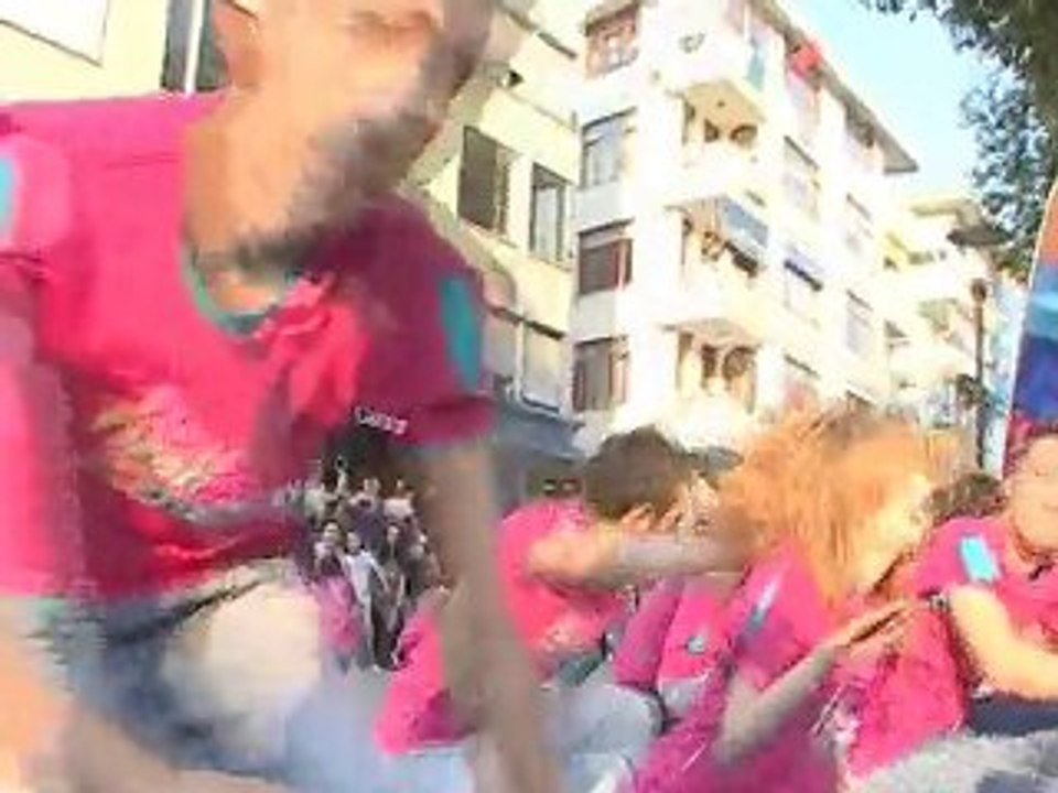 Birden bire dans etmeye başlayan 10larca dansçı! :)