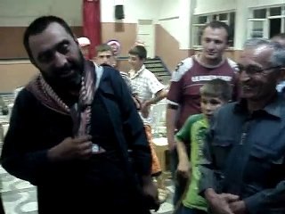 Ahmet Yenilmez kızılca ailesiyle sohbet ediyor