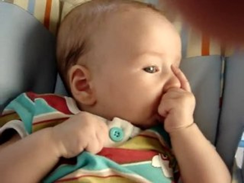 Nans a trouvé son pouce!