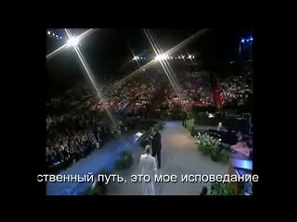 Хинн за кулисами и на сцене
