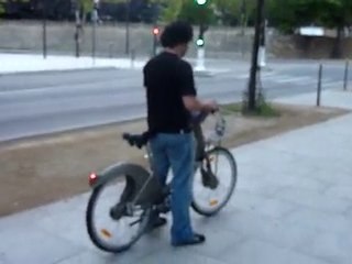 robin réalise que dans 3 sem. il sera un petit motard....